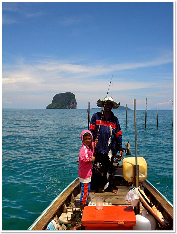  [b]ท้ายเรือก็...ไม่ยอม  หอบหิ้ว ปั่นรอก แกะสาย มั่วกันไป..จนนับได้ 5 โต๋!![/b] :laughing: :laughing