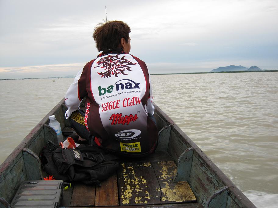 6 โมงเช้า รีบออกเรือกันเลยครับ ผม แล