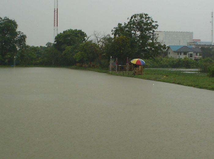 ฝนตกหนักมากครับเลยเข้ามาหลบหน้าเค้าเตอร์  :ohh: :ohh: :ohh: