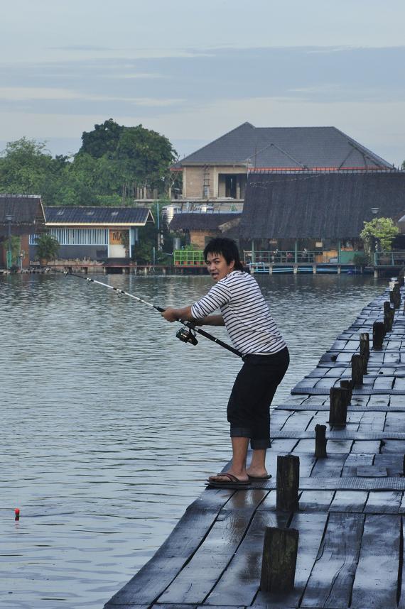 พนักงานตักปลาบอกขอโชว์บ้าง
