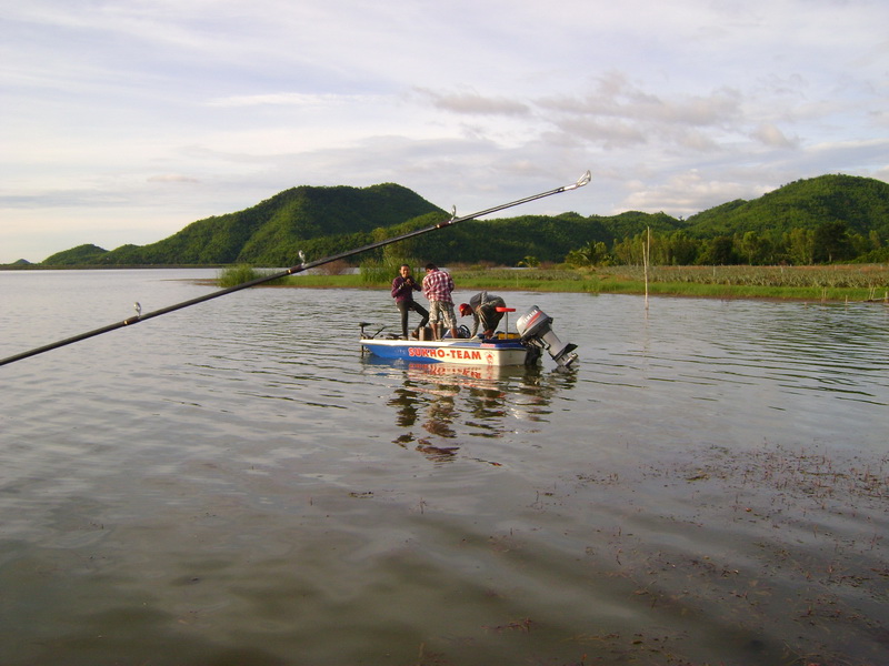  [b]โน่นอีกลำนึง เรือรับแขก จากยโสธร[/b]   :cheer:

----------------------------------------------
