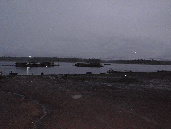บรรยากาศตอนตีห้ากว่าๆ......................แถมฝนด้วย..........อิอิอิ  :laughing: :laughing: :laughin