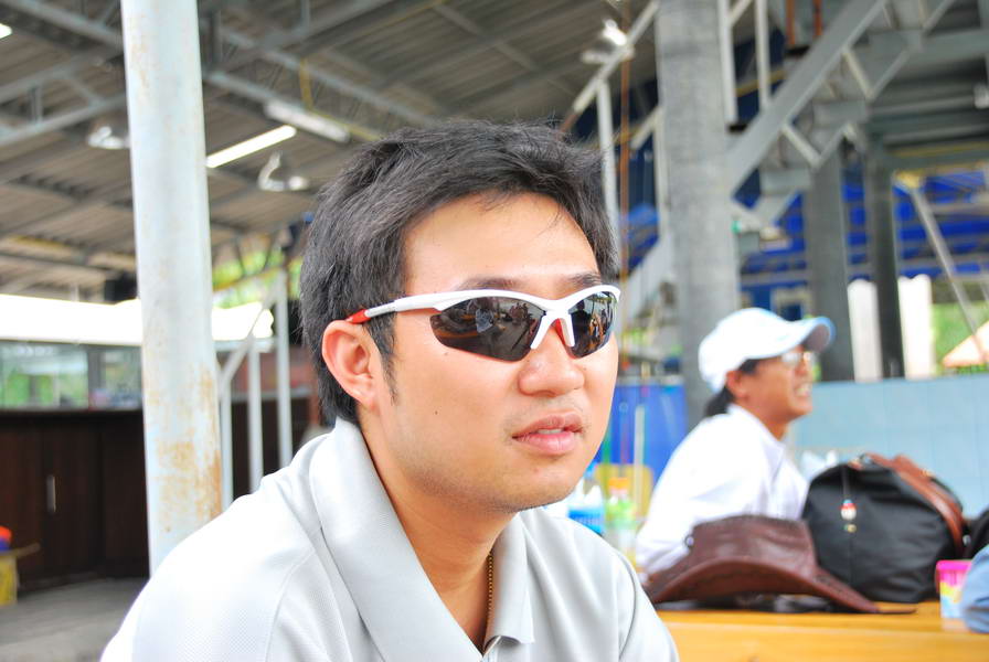 น้าโจ้....KasonTSF100 ....มานั่งเชียร์โดยพาหวานใจมาดูงานในกองถ่ายครับ....เผื่อทริปหน้า....มีฉากเลิฟซ