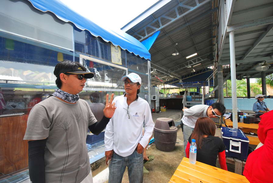 น้าบอยกำลังคุยกับ...น้านัทครับ...ว่าการถ่ายทำรายการแบบนี้...จะใส่เสื้อหรืออะไรก็แล้วแต่ที่มีพวกโลโก้
