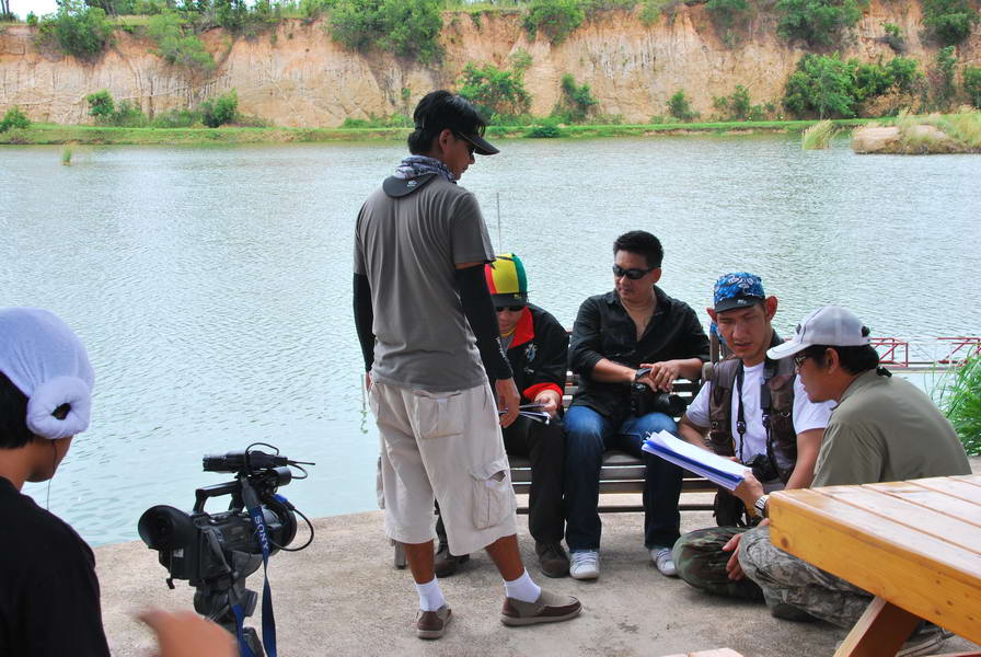 งานนี้ได้รับเกียรติจาก...พี่เล็ก แปดริ้ว  มาเป็นผู้ร่วมรายการ...ในช่วง..เทคนิคการถ่ายภาพครับ :cheer: