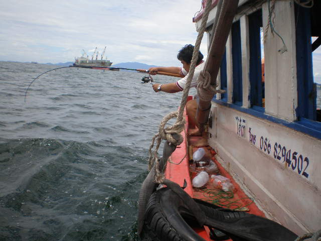 ตัดกลับไปที่ท้ายเรือ..........ยังฮอทไม่เลิก
เห็นคันมันโค้งๆ แบบนี้ .......... มันปวดใจพิกล
 :laugh