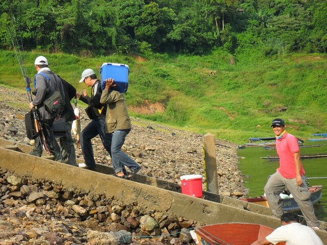น้าๆเขายืนตีในเรือนะครับไม่ได้เดิ