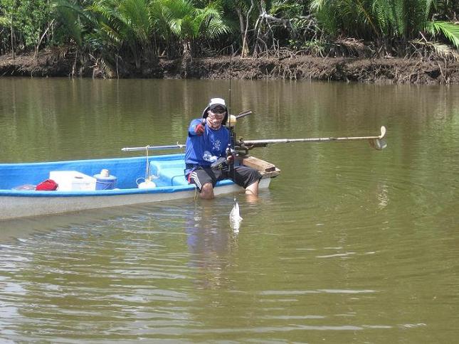 เผลอแป้บเดียว ไปนั่งตีบนเรือ  โดนจนได้ :smile: