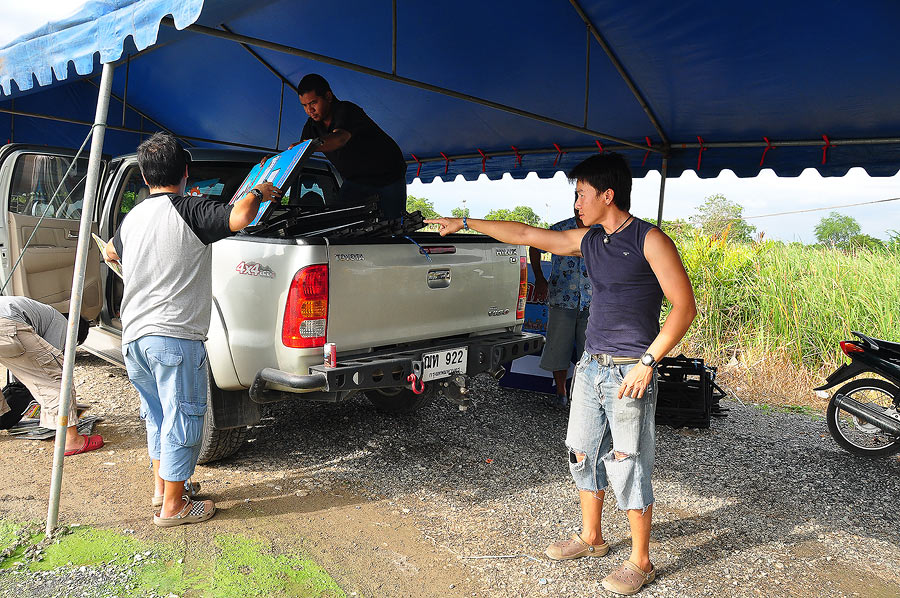 
น้าต่ายเห็นแบบนั้นเลยรีบมายืนชี้สั่งท่านประธานให้มาทำงานทันที  :grin: :grin:

