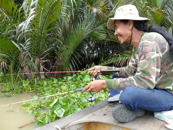 โฉมหน้าเจ้าของกุ้งครับ.........

 :smile: :smile: :smile:

สวัสดีครับ น้าJ-Cop...มาตกกุ้งกันครับ