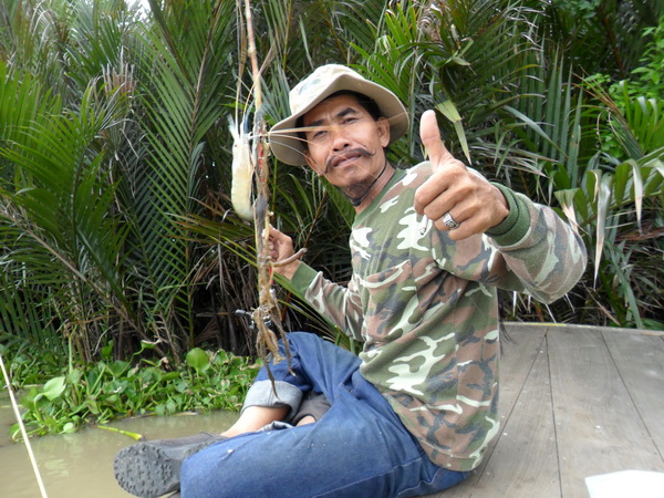 แกว่า...."สุดยอดเลยน้องรัก.....เที่ยวหน้า พาพี่มาอีกนะ"

 :laughing: :laughing: :laughing:

จอ
