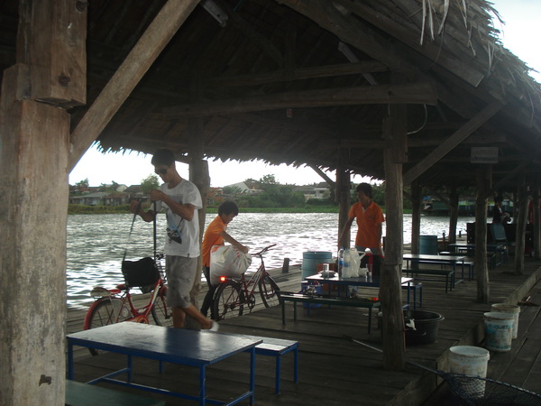น้า..ซุ้มข้างๆ...ถึงกับต้องยายหนีครับ