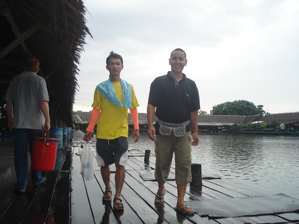 เอ๊ๆ...ใครเดินมา...+5555+
 2 หนุ้มหล่อเค้าซัด 24 ชม. ครับ
แรงเค้าดีจริงๆ...ปลารวมซุ้มเป็น 100...++