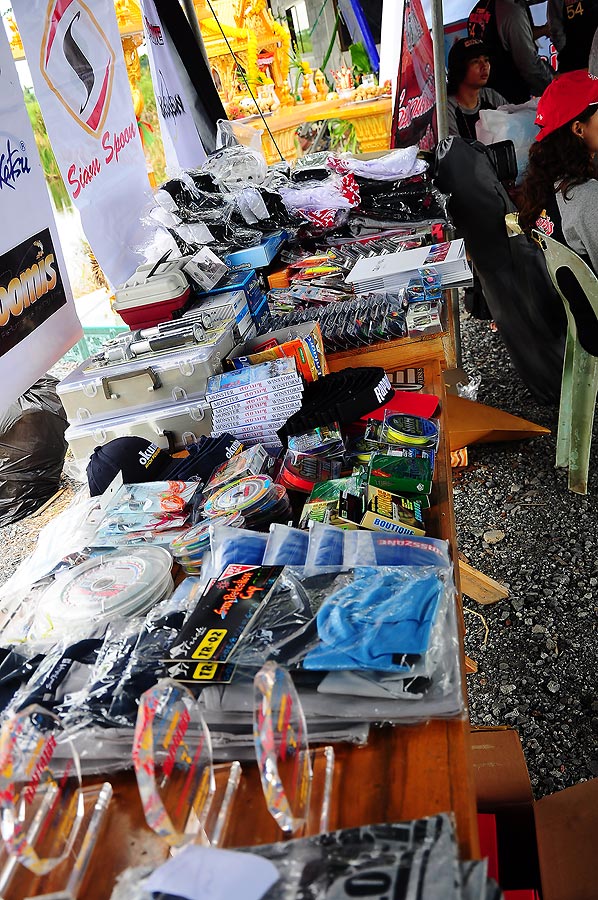 ของรางวัลส่วนหนึ่งที่นำมาแจกให้ในงานนี้คร๊าบ ผู้ใหญ่ใจดีมอบมาให้เยอะมากวางไม่หมดกันเลยทีเดียว :love: