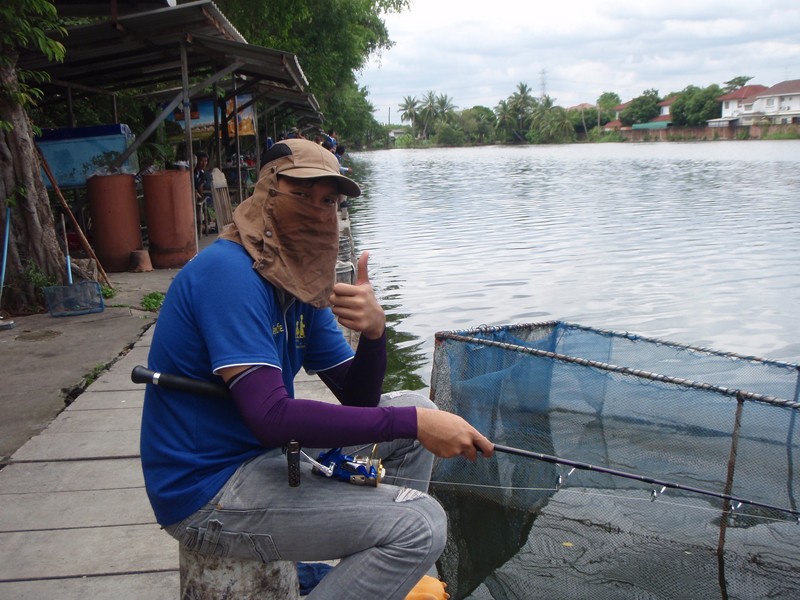  ผมตกปลาทับทิมในกระชังครับ แต่หม่องนี้แหละทีเด็ดขอบอก ขอบอก:laughing: :laughing: