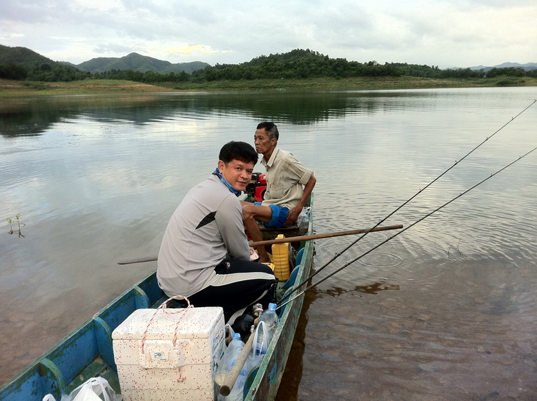 ลงเรือก่อนเลย เทพปลาช่อนของเรา
แหมอะไรจะฟิตขนาดนั้น
ยังงัยวันนี้พี่ก้อได้สอนผมแน่ ไม่ต้องกลัวครับบ