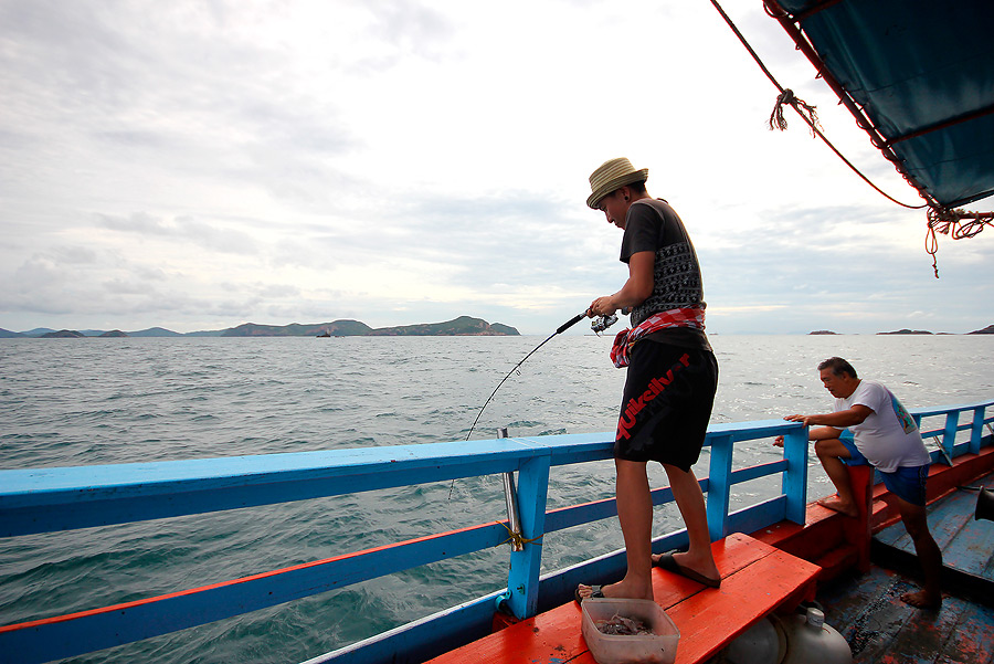 
 [b]  ซ่อมปั๊มเสร็จ 

ไต๋เรืองพาเรามาอยู่ที่หลักเบ็ด

แล้วบาสก็โดนทักทาย[/b]


 :grin: