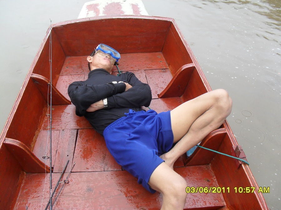 นอนตากฝนจนหลับ พอฝนซาเม็ดลงโกพาย้ายหมายมาที่ต้นน้ำทางเข้าไปน้ำตกเหวนรก เจอนักตกปลากลุ่มใหญ่กำลังอัดป