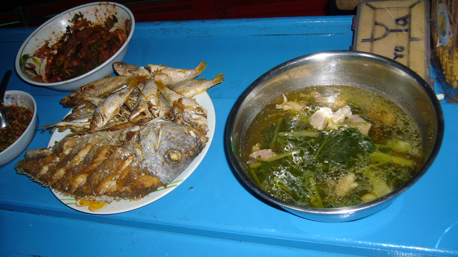  [b]หลังจากมื้อเย็นที่กินหมูป่าผัดเผ็ดไปแล้ว  หัวค่ำลุงนิดจัดมาให้อีกแล้วครับ  ลงเรือลำนี้ได้อิ่มตลอ