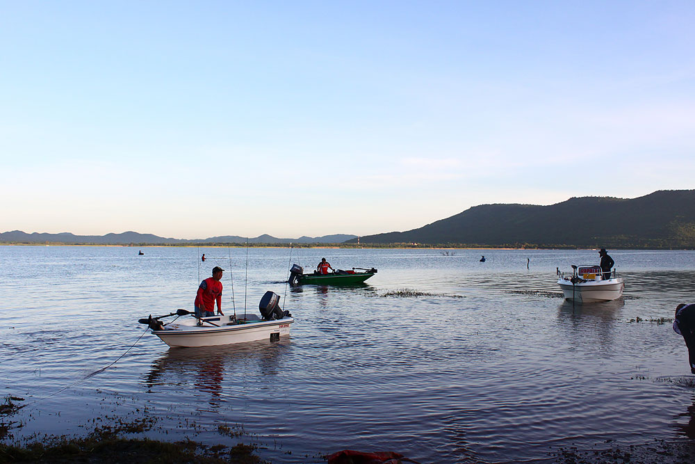 เตรียมแยกย้ายครับเรือสามลำ ผมลงกับน้าหนอน  โปรโต้งลงกับน้าลวดหนาม โปรมิตรลงกับช่างเบิร์ดครับ :cheer: