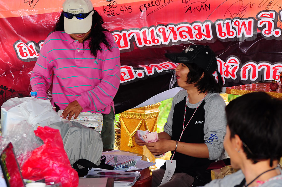 เจ๊ลัดดาช่วยทำบุญนำเงินเข้ากองทุน