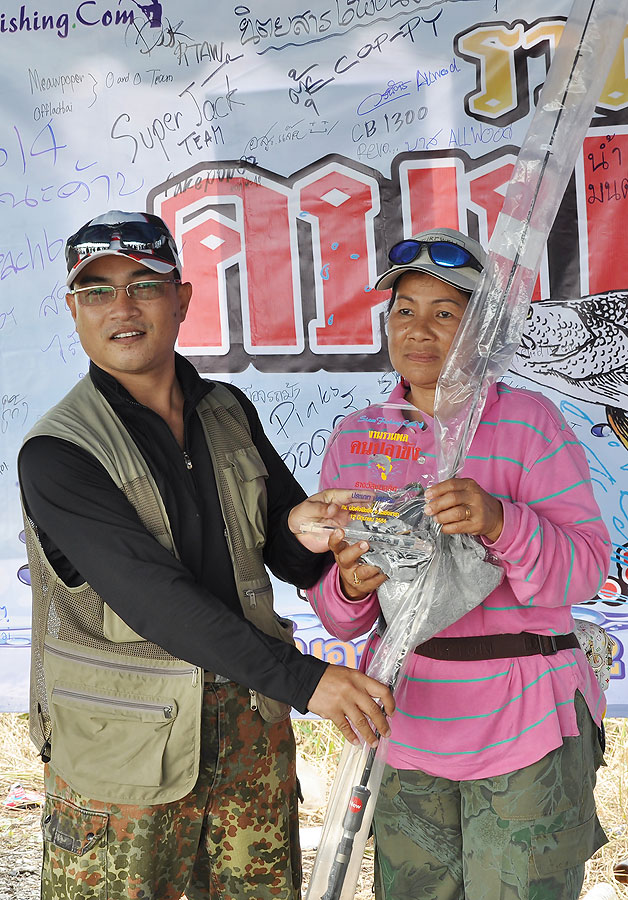 และผู้ที่ได้รับ [b]รางวัลชนะเลิศปลารวมตัวสูงสุดคือ น้าpiaks[/b] ยินดีด้วยคร๊าบบบบ :cheer: :cheer: :c