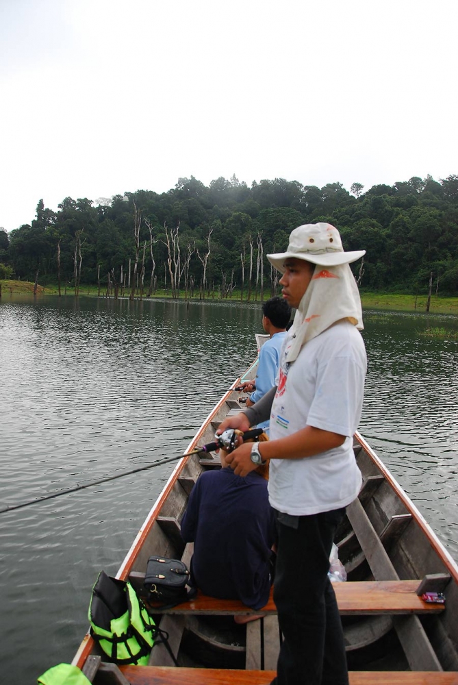 น้าที พร้อมน้าโพ  ...

เช้ามาพา  ขึ้นเรือ  ออกไปตีปลาด้วยกันที่คลองอุด  ...