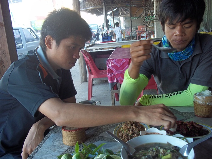 นี่แหละครับคนขุดแห้วประจำทีมงานเรา (ซ้ายมือครับ) จ่ามอส ปลาเมิน ฉายานี้ได้มาเพราะฝีมือ
 :laughing: 