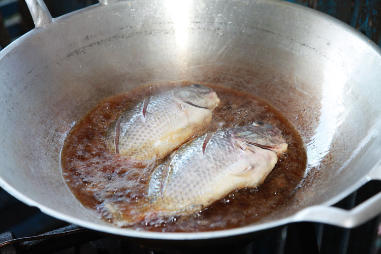 พอน้ำมันร้อนใส่ปลาลงไปเลย
เคล็ดไม่รับแม่ครัวบอกให้ใส่เกลือไปหน่อย ปลาจะได้ไม่ติดกระทะ