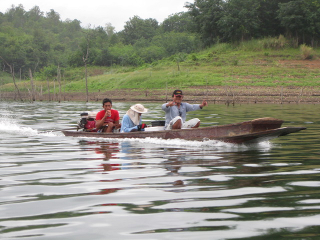 เรือมาครบแล้ว ออกกันเลยครับ สายแล้ว มีเมฆฝนด้วย  ลำที่หนึ่งครับ