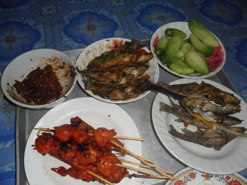 กับข้าวเสร็จแล้วครับ มีปลาทอด ปลาฉูฉี่ปลาแขยง ไก่ปิ้ง น้ำพริก มะขาม .
มากินด้วยกันครับทุกๆท่าน  คืน
