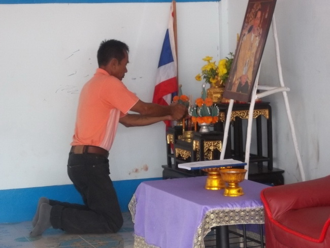 ท่านผู้จัดการจุดธูปเทียนธวายพระคร
