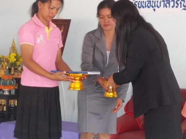 ผู้อำนวยการโรงเรียนเจิมหนังสือครั