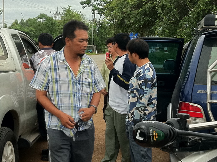 พี่นัสเดินมาตรวจดูเรือ ก่อนจะเข้าห