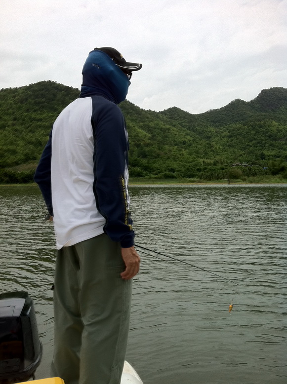 กลับมาต่อบนเรือครับ

พี่อ้วนโดนกัดวืดไปทีนึง ฟองฟอดเลย