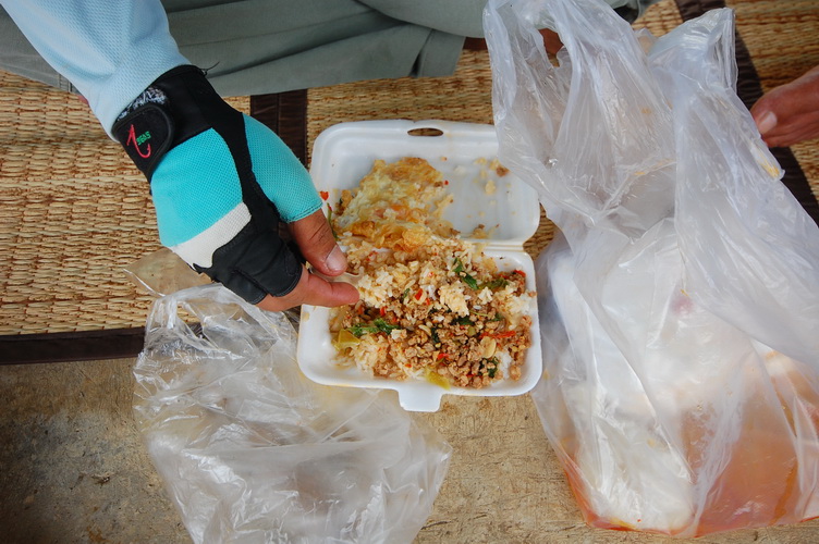 กระเพาไข่ดาว
อาหารกันตาย เวลาออกทริป