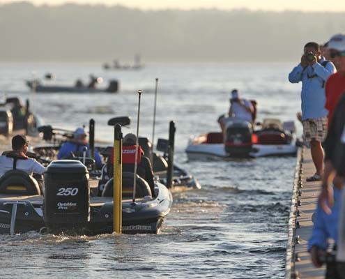 สนามสุดท้ายสำหรับการแข่ง Bassmaster Elite 2011 "Dixie Duel" เริ่มแล้ว ณ ตอนนี้!!!