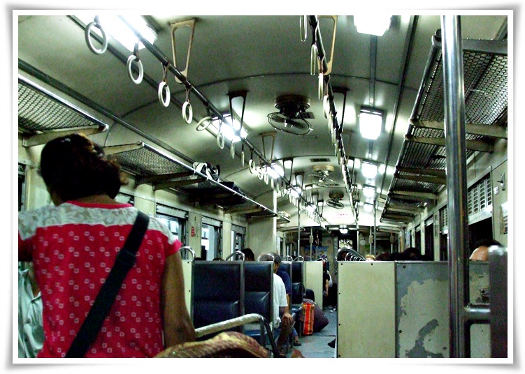 รถไฟขากลับ ก็ไม่แน่น เพราะเป็นวันเสาร์ ...นั่งตา-กลม  :ohh:  :laughing:  ลมพัดเย็นๆ สบายใจดีจัง   :h
