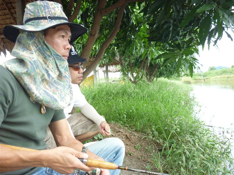 ภารกิจแค่ตกปลานิลมาทอดกรอบ มันช่างใหญ่หลวงจริงๆ 
ตาใหญ่ : ผมว่าพี่เปลี่ยนมาตกแบบผมดีกว่าจะได้สำเร็จ