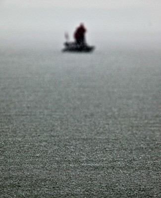 ตกปลาท่ามกลางฝนขนาดนี้บ้าหรือเมาดีเนี่ย  :laughing: