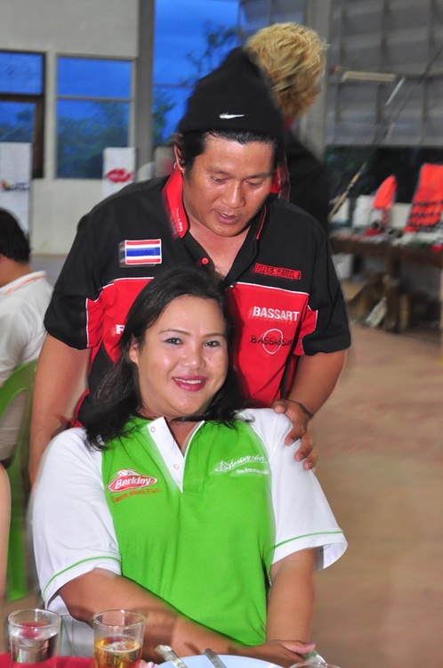 น้าเมท ยัง ไม่ ได้ จ่าย ค่า ตัว ที่ ออฟ เจ้ยอ  เลย
 :laughing: :laughing: :laughing: :laughing: :la