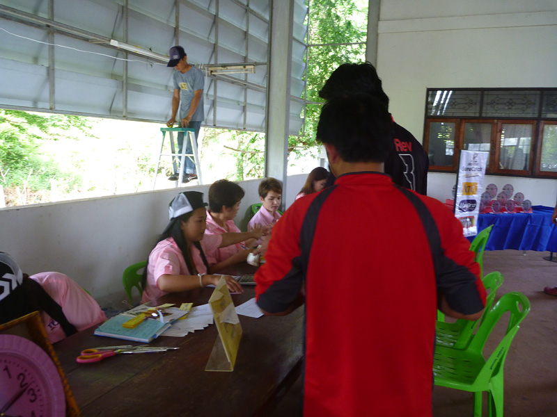 บรรยากาศ ก่อนแข่งก็ประมาณนี้ครับ นักตกปลามาถึงงานรีบลงทะเบียนกันก่อน ยิ่งไวยิ่งดีครับ

เย็นๆเดี๋ยว