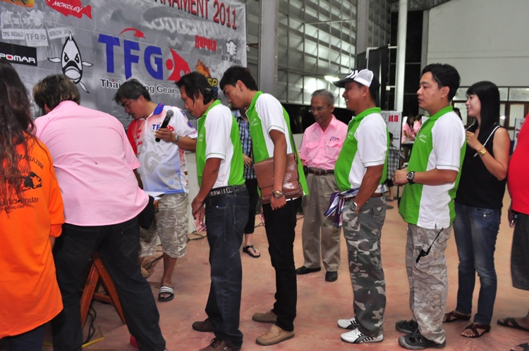 เข้าแถวร่วมกันทำบุญ..............