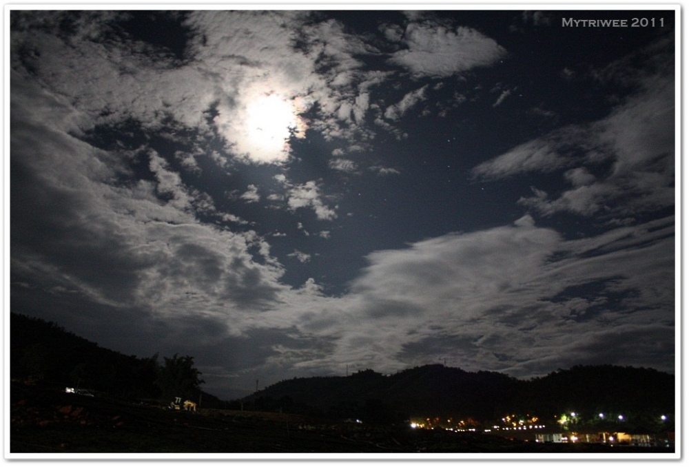 คืนนี้พระจันทร์เต็มดวง สว่างพอที่เราจะเห็นกันได้สะดวกตอนกลางคืน :love: :love: