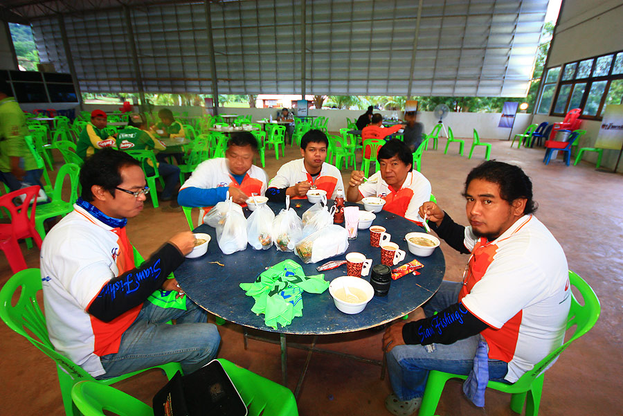 มาต่อกันก่อนเลยครับ น้า 5 ดาวยังไม่พร้อม  :grin: :grin: :grin:

ตัดมาช่วงเช้าวันแข่งครับ  กินข้าวต