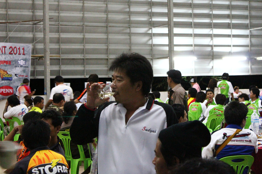 พี่ต่อมาแล้ว มาถึงก็กระดกเลยอ่ะพี่  :laughing: