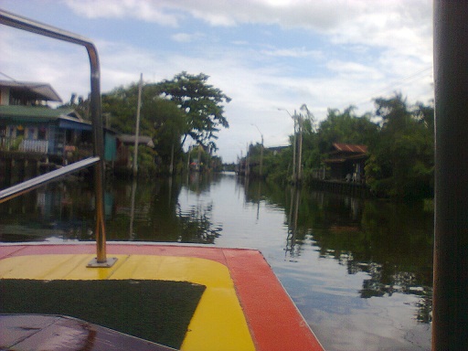 บอกลาแม่กับน้าเสร็จน้าขับเรือมาส่งอีกครับขอบคุณครับ :smile: :smile: :smile: