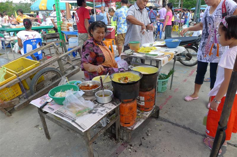 ตลาดนัด วัดปากอ่าว บางตะบูน เพชรบุรี
เพชรบุรีเป็นเมืองที่เคยรุ่งเรืองมาตั้งแต่สมัยโบราณและเป็นเมือง