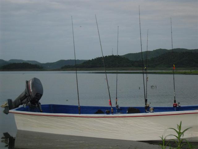 เรือของ.น้องปิ๊ง.ลำใหม่ที่ถูกมาประเดิมทริปนี้ทริปแรกเช่นกันคับ..บรรยากาศเริ่มมืดลง..พร้อมกับเมฆฝนกำล