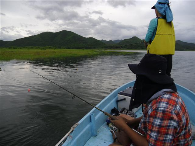 โดนมีแฟนผมเองและบอล.เพื่อนรุ่นน้องร่วมเดินทางมากับเรือของผมคับ :cheer: